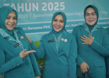 Ketua Tim Penggerak PKK Provinsi Kalimantan Selatan, Hj Fathul Jannah Muhidin berfoto bersama Wakil Ketua TP PKK Kalsel, drg Ellyana Trisya Hasnuryadi, Ketua I Bidang Pembinaan Karakter Keluarga TP PKK Kalsel, Masrupah disela menghadiri puncak peringatan Hari Kesatuan Gerak (HKG) PKK ke-53 sekaligus Rapat Kerja Nasional (Rakernas) X PKK Tahun 2025