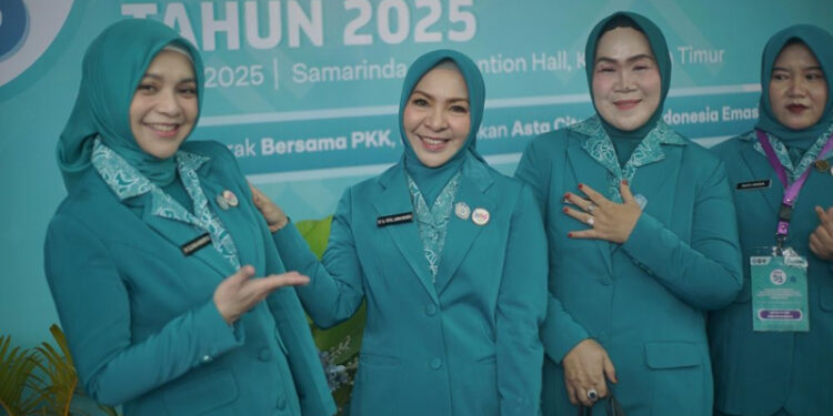 Ketua Tim Penggerak PKK Provinsi Kalimantan Selatan, Hj Fathul Jannah Muhidin berfoto bersama Wakil Ketua TP PKK Kalsel, drg Ellyana Trisya Hasnuryadi, Ketua I Bidang Pembinaan Karakter Keluarga TP PKK Kalsel, Masrupah disela menghadiri puncak peringatan Hari Kesatuan Gerak (HKG) PKK ke-53 sekaligus Rapat Kerja Nasional (Rakernas) X PKK Tahun 2025