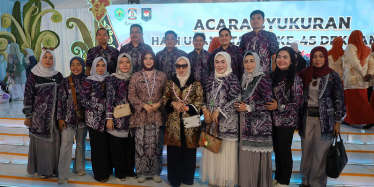 Ketua Dekranasda Kalsel Hj. Fathul Jannah Bangga Kain Sasirangan Khas Banjar Diborong di Expo Dekranas ke-45 di Balikpapan