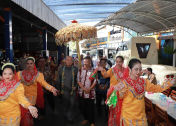 GUBERNUR Kalimantan Selatan, H Muhidin disambut tarian khas Banjar ketika berkunjung ke kediaman salah satu urang Banjar di Balikpapan, Kalimantan Timur (Kaltim).