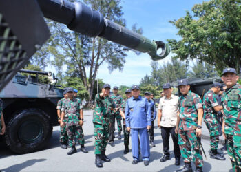 GUBERNUR Kalimantan Selatan, H Muhidin dan jajaran Forkopimda Kalsel bersama Pangdam VI Mulawarman, Mayjen TNI Rudy Rachmat Nugraha meninjau Alat Utama Sistem Senjata (Alusista) di Kodam Mulawarman.