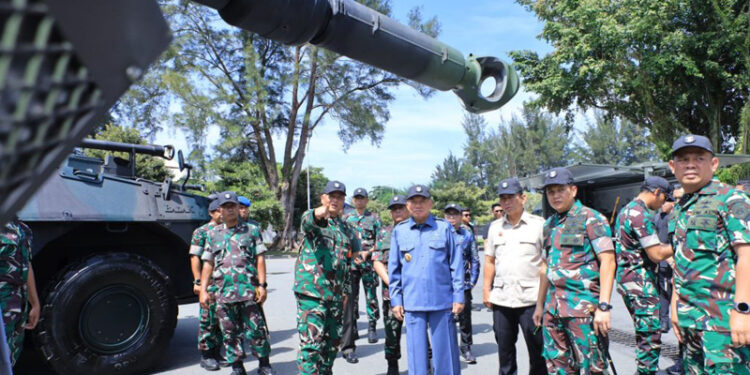 GUBERNUR Kalimantan Selatan, H Muhidin dan jajaran Forkopimda Kalsel bersama Pangdam VI Mulawarman, Mayjen TNI Rudy Rachmat Nugraha meninjau Alat Utama Sistem Senjata (Alusista) di Kodam Mulawarman.