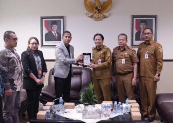 Wakil Gubernur (Wagub) Kalimantan Selatan, Hasnuryadi Sulaiman didampingi Sekdaprov Kalsel, HM Syarifuddin disela silaturrahmi saat menerima cinderamata dari Komisioner Komisi Yudisial (KY), Prof Dr Mufti Fajar Nur Dewata