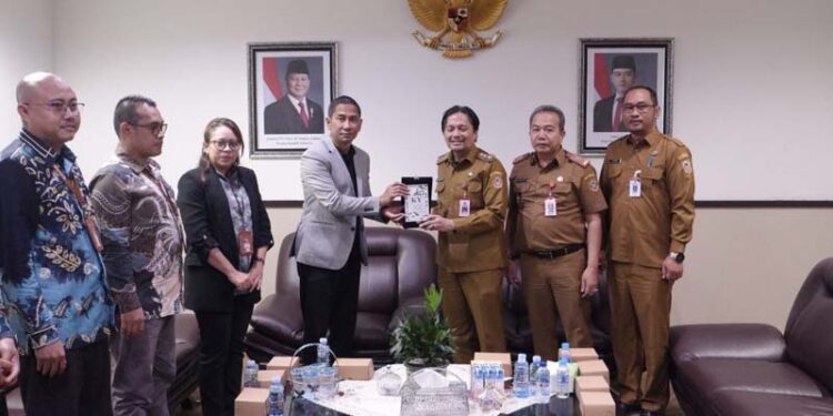 Wakil Gubernur (Wagub) Kalimantan Selatan, Hasnuryadi Sulaiman didampingi Sekdaprov Kalsel, HM Syarifuddin disela silaturrahmi saat menerima cinderamata dari Komisioner Komisi Yudisial (KY), Prof Dr Mufti Fajar Nur Dewata