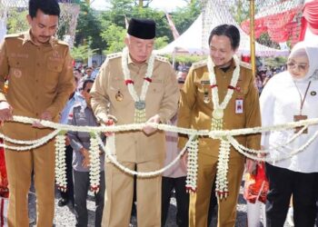 Gubernur Kalimantan Selatan, H Muhidin bersama Wakil Gubernur (Wagub), Hasnuryadi Sulaiman ketika memotong untaian melati sebagai tanda diresmikannya bangunan Koperasi Merah Putih Desa Indrasari, Kecamatan Martapura Barat, Kabupaten Banjar (adpim)