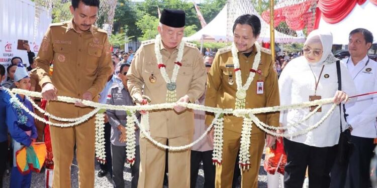Gubernur Kalimantan Selatan, H Muhidin bersama Wakil Gubernur (Wagub), Hasnuryadi Sulaiman ketika memotong untaian melati sebagai tanda diresmikannya bangunan Koperasi Merah Putih Desa Indrasari, Kecamatan Martapura Barat, Kabupaten Banjar (adpim)