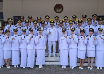 Wakil Gubernur (Wagub) Kalimantan Selatan, H Hasnuryadi Sulaiman berfoto bersama pamong praja muda IPDN angkatan XXXII tahun 2025 di Jatinangor, Sumedang, Jabar yang baru dilantik