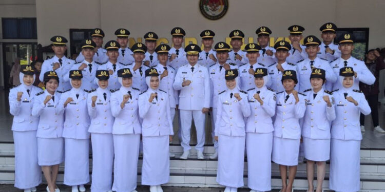 Wakil Gubernur (Wagub) Kalimantan Selatan, H Hasnuryadi Sulaiman berfoto bersama pamong praja muda IPDN angkatan XXXII tahun 2025 di Jatinangor, Sumedang, Jabar yang baru dilantik