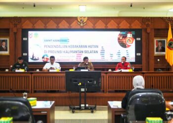 PLT Asisten Bidang Pemerintahan dan Kesra Setdaprov Kalimantan Selatan, Dr HM Muslim (dua dari kanan) saat memimpin rapat koordinasi (Rakor) supervisi pengendalian kebakaran hutan dan lahan (Karhutla) di Kalsel.