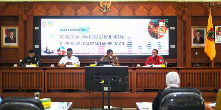 PLT Asisten Bidang Pemerintahan dan Kesra Setdaprov Kalimantan Selatan, Dr HM Muslim (dua dari kanan) saat memimpin rapat koordinasi (Rakor) supervisi pengendalian kebakaran hutan dan lahan (Karhutla) di Kalsel.