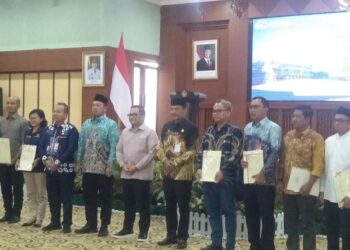 MENTERI ATR/BPN Nusron Wahid berfoto bersama Ketua Komisi II DPR RI Muhammad Rifqinizamy Karsayuda, Sekdaprov Kalsel HM Syarifuddin dan Ketua DPRD Kalsel H Supian HK usai penyerahan sertipikat di Banjarbaru.
