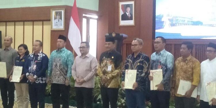 MENTERI ATR/BPN Nusron Wahid berfoto bersama Ketua Komisi II DPR RI Muhammad Rifqinizamy Karsayuda, Sekdaprov Kalsel HM Syarifuddin dan Ketua DPRD Kalsel H Supian HK usai penyerahan sertipikat di Banjarbaru.