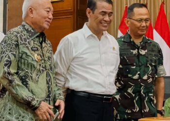 GUBERNUR Kalimantan Selatan, H Muhidin bersama Menteri Pertanian (Mentan) RI, Andi Amran Sulaiman disela kegiatan workshop percepatan konstruksi cetak sawah tahun anggaran 2025 di Jakarta.