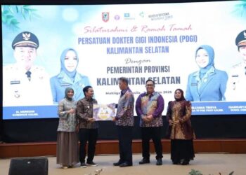 Wakil Gubernur Kalimantan Selatan, H Hasnuryadi Sulaiman bersama isteri, drg Ellyana Trisya Hasnuryadi ketika menerima bingkisan kain sasirangan bermotif khusus disela menghadiri ramah tamah dengan pengurus pusat dan provinsi/kabupaten/kota Persatuan Dokter Gigi Indonesia (PDGI) se-Kalsel di Gedung Mahligai Pancasila Banjarmasin