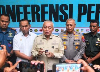GUBERNUR Kalimantan Selatan, H Muhidin didampingi Kapolda Kalsel, Irjen Pol Rosyanto Yudha Hermawan dan Kabinda Kalsel, Brigjen Pol Nurullah saat menyampaikan keterangan usai Rakor kesiapsiagaan menghadapi bencana Karhutla tahun 2025.