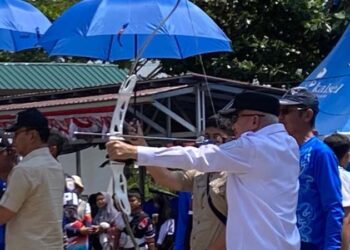 Gubernur Kalimantan Selatan, H Muhidin saat mencoba memanah pada kegiatan lomba panahan Piala Gubernur Archery Open #4 Tahun 2025 yang berlangsung di Lapangan Panahan Dinas Energi dan Sumber Daya Mineral (ESDM) Provinsi Kalsel, di Banjarbaru