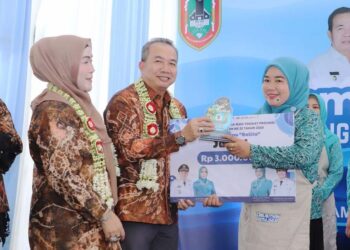 Sekdaprov Kalimantan Selatan, HM Syarifuddin saat menyerahkan hadiah kepada juara I pada lomba masak serba ikan se-Kalsel tahun 2025 yang digelar dalam rangka memeriahkan Hari Jadi ke-75 Provinsi Kalsel