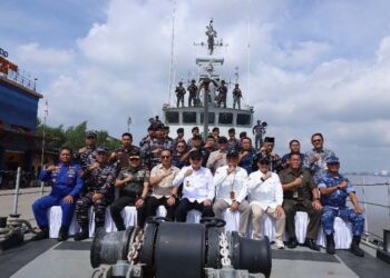 Gubernur Kalimantan Selatan, H Muhidin berfoto bersama pejabat Forkopimda, Kepala BI Perwakilan Provinsi Kalsel dan TNI AL di atas kapal KRI Hiu (634) usai melepas Tim Ekspedisi Rupiah Berdaulat (ERB) tahun 2025 di Pelabuhan Trisakti Banjarmasin