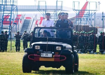 MENTERI Lingkungan Hidup (LH)/Badan Pengendalian Lingkungan Hidup (BPLH), Hanif Faisol Nurofiq bersama Gubernur Kalsel, H Muhidin dan Kapolda Kalsel, Irjen Pol Rosyanto Yudha Hermawan menggunakan mobil taktis melakukan pengecekan kesiapan pasukan para relawan pada apel kesiapsiagaan penanganan Karhutla di Kalsel.
