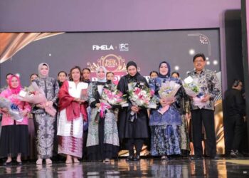 KETUA Tim Penggerak PKK Provinsi Kalimantan Selatan, Hj Fathul Jannah berfoto bersama usai fashion show kain sasirangan pada Parade Wastra Nusantara 2025 di Jakarta.