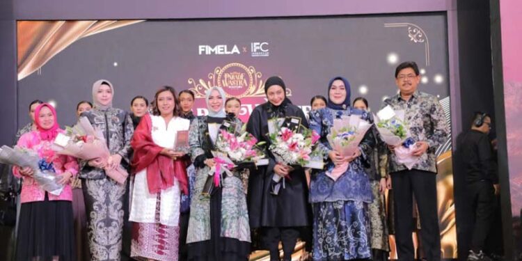 KETUA Tim Penggerak PKK Provinsi Kalimantan Selatan, Hj Fathul Jannah berfoto bersama usai fashion show kain sasirangan pada Parade Wastra Nusantara 2025 di Jakarta.