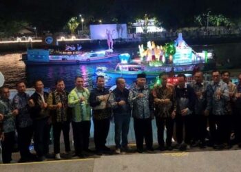 Gubernur Kalimantan Selatan, H Muhidin bersama Sekdaprov Kalsel, HM Syarifuddin berfoto bersama usai melepas lomba jukung hias yang digelar dalam rangka memeriahkan Hari Jadi ke-75 Provinsi Kalsel tahun 2025