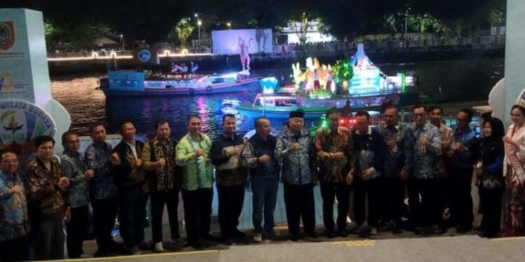 Gubernur Kalimantan Selatan, H Muhidin bersama Sekdaprov Kalsel, HM Syarifuddin berfoto bersama usai melepas lomba jukung hias yang digelar dalam rangka memeriahkan Hari Jadi ke-75 Provinsi Kalsel tahun 2025