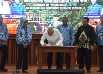 Gubernur Kalimantan Selatan, H Muhidin saat menandatangani nota kesepakatan bersama disela Forum Group Discussion (FGD) bertajuk “Kelapa Sawit Berkelanjutan dan Pengembangan Peternakan Sapi Berkelanjutan Terintegrasi Perkebunan, Tanaman Pangan, Kehutanan dan Pertambangan”