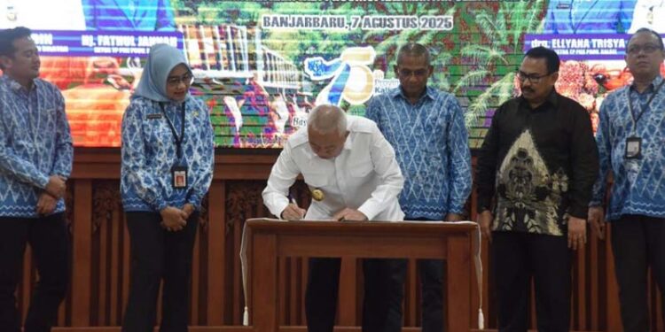 Gubernur Kalimantan Selatan, H Muhidin saat menandatangani nota kesepakatan bersama disela Forum Group Discussion (FGD) bertajuk “Kelapa Sawit Berkelanjutan dan Pengembangan Peternakan Sapi Berkelanjutan Terintegrasi Perkebunan, Tanaman Pangan, Kehutanan dan Pertambangan”