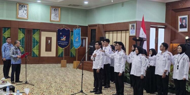 Sekdaprov Kalimantan Selatan, HM Syarifuddin saat mengukuhkan generasi bencana (GenRe) Provinsi Kalsel