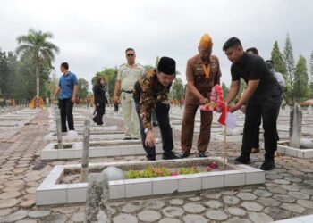 Wakil Gubernur Kalimantan Selatan, H Hasnuryadi Sulaiman saat menabur bunga di salah satu makam pahlawan di Taman Makam Pahlawan (TMP) Bumi Kencana Banjarbaru dalam rangkaian peringatan Hari Veteran Nasional ke-76 tahun 2025