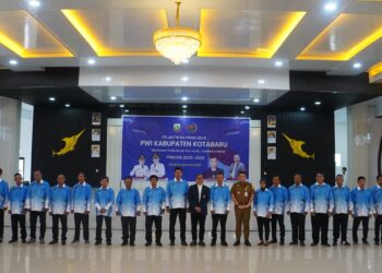 SEKDA Kotabaru Eka Saprudin dan Ketua PWI Kalsel Zainal Helmie berfoto bersama pengurus PWI Kotabaru periode 2025-2028, Senin (11/8).