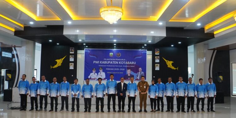 SEKDA Kotabaru Eka Saprudin dan Ketua PWI Kalsel Zainal Helmie berfoto bersama pengurus PWI Kotabaru periode 2025-2028, Senin (11/8).