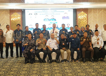 STAF Ahli Bupati Bidang Pemerintahan Zainal Arifin dan Ketua JMSI Kalsel Milhan Rusli berfoto bersama pengurus JMSI Kotabaru di Aula Bamega, Rabu (13/8).