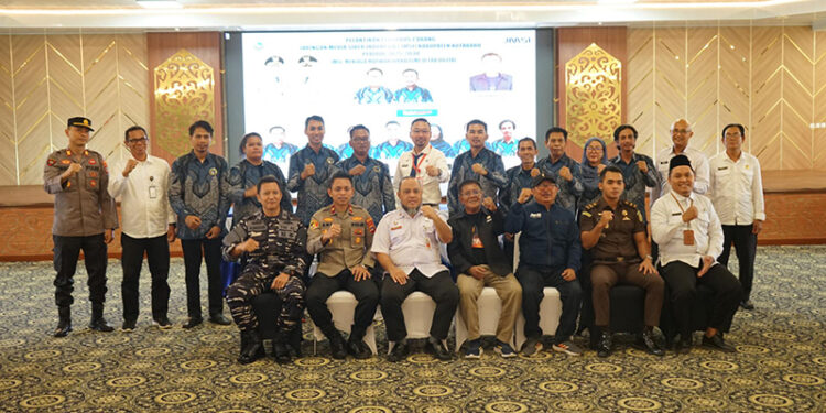 STAF Ahli Bupati Bidang Pemerintahan Zainal Arifin dan Ketua JMSI Kalsel Milhan Rusli berfoto bersama pengurus JMSI Kotabaru di Aula Bamega, Rabu (13/8).