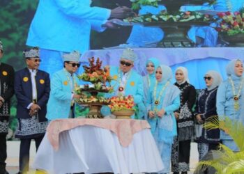 POTONG TUMPENG - Gubernur Kalimantan Selatan, H Muhidin didampingi Wagub H Hasnuryadi Sulaiman masing-masing bersama istri memotong nasi tumpeng astakona pada puncak peringatan Hari Jadi ke-75 Provinsi Kalimantan Selatan tahun 2025