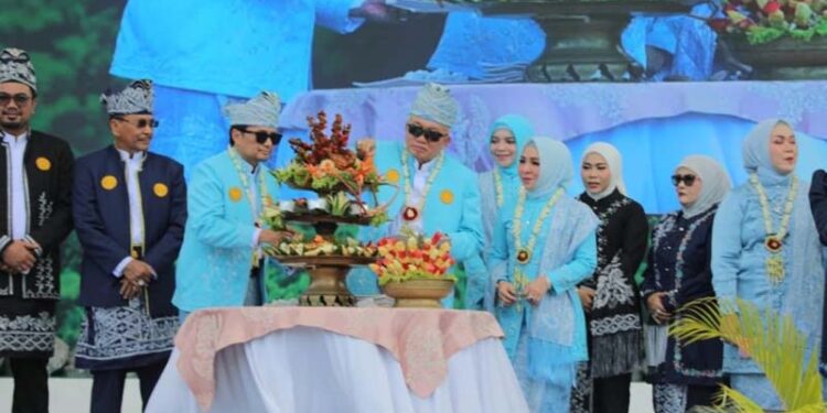 POTONG TUMPENG - Gubernur Kalimantan Selatan, H Muhidin didampingi Wagub H Hasnuryadi Sulaiman masing-masing bersama istri memotong nasi tumpeng astakona pada puncak peringatan Hari Jadi ke-75 Provinsi Kalimantan Selatan tahun 2025