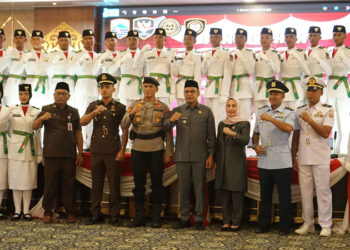 WABUP Kotabaru Syairi Mukhlis berfoto bersama anggota paskibraka dan para tamu undangan lainnya, Jumat (15/8).