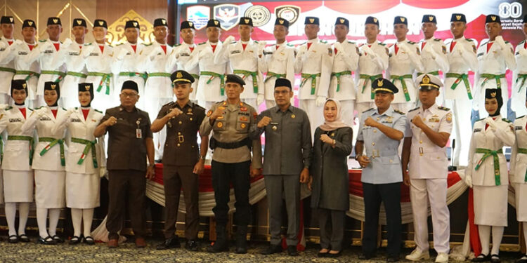 WABUP Kotabaru Syairi Mukhlis berfoto bersama anggota paskibraka dan para tamu undangan lainnya, Jumat (15/8).