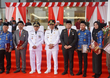 BUPATI Kotabaru H Muhammad Rusli dan Wakil Bupati Syairi Mukhlis berfoto bersama usai upacara peringatan HUT ke-80 Kemerdekaan RI, Minggu (17/8).