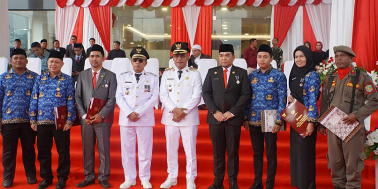 BUPATI Kotabaru H Muhammad Rusli dan Wakil Bupati Syairi Mukhlis berfoto bersama usai upacara peringatan HUT ke-80 Kemerdekaan RI, Minggu (17/8).