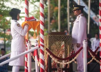 Wakil Gubernur (Wagub) Kalimantan Selatan, H Hasnuryadi Sulaiman saat akan menerima bendera merah putih pada even penurunan bendera merah putih pada HUT ke-80 Kemerdekaan RI tahun 2025