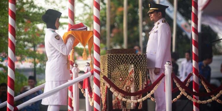 Wakil Gubernur (Wagub) Kalimantan Selatan, H Hasnuryadi Sulaiman saat akan menerima bendera merah putih pada even penurunan bendera merah putih pada HUT ke-80 Kemerdekaan RI tahun 2025
