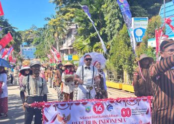 SUASANA karnaval HUT ke-80 RI di Kotabaru, Senin (18/8).