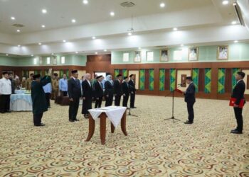 Sekdaprov Kalimantan Selatan, HM Syarifuddin saat melantik komisioner Komisi Penyiaran Indonesia Daerah (KPID) Provinsi Kalsel periode 2025-2028.