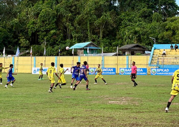PERTANDINGAN pembuka Turnamen Sepak Bola Bupati Cup 2025 di Lapangan Stadion Bamega, Rabu (20/8).