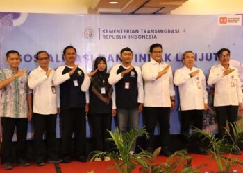 WAKIL Menteri (Wamen) Transmigrasi Viva Yoga Mauladi (tiga dari kanan) berfoto bersama Sekdaprov Kalsel HM Syarifuddin dan peserta sosialisasi dan tindak lanjut program produk unggulan ekspor di kawasan Transmigrasi Cahaya Baru, Kabupaten Batola.