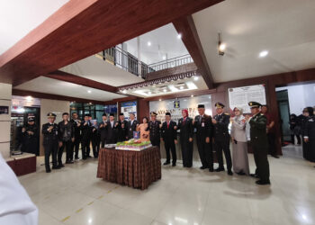 KANWIL Kemenkum Kalsel berfoto bersama penerima penghargaan, Jumat (22/8).