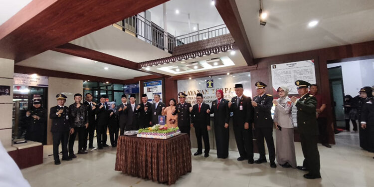 KANWIL Kemenkum Kalsel berfoto bersama penerima penghargaan, Jumat (22/8).