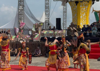 SUASANA pawai dan atraksi seni budaya, di Obyek Wisata Siring Laut, Sabtu (23/8).